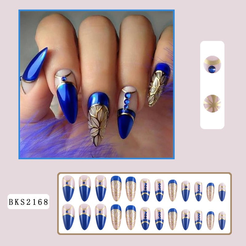 Apliques de unhas postiços com diamantes em estilo palaciano transfronteiriço, esmalte longo com detalhes em folha de ouro.