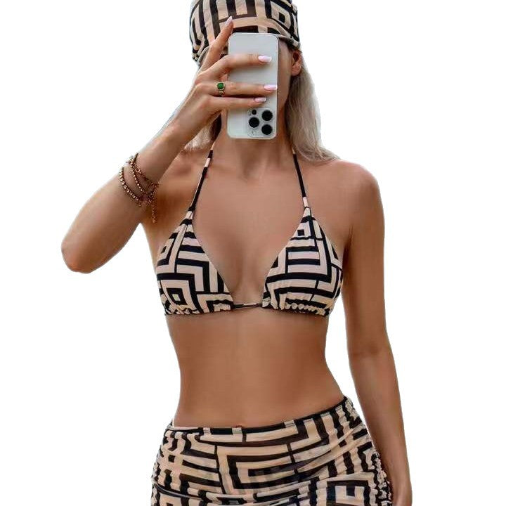 biquíni estampado com amarração nas costas e faixa de cabelo.