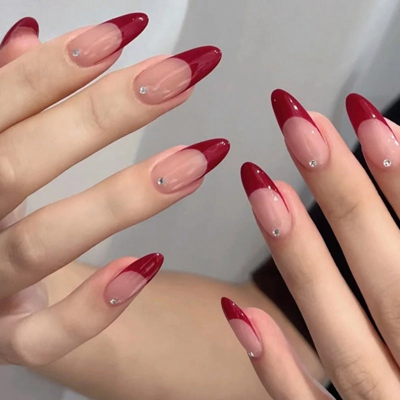 Manicure francesa vermelha em estilo europeu e americano, simples e elegante, unhas postiças removíveis com acabamento perfeito.