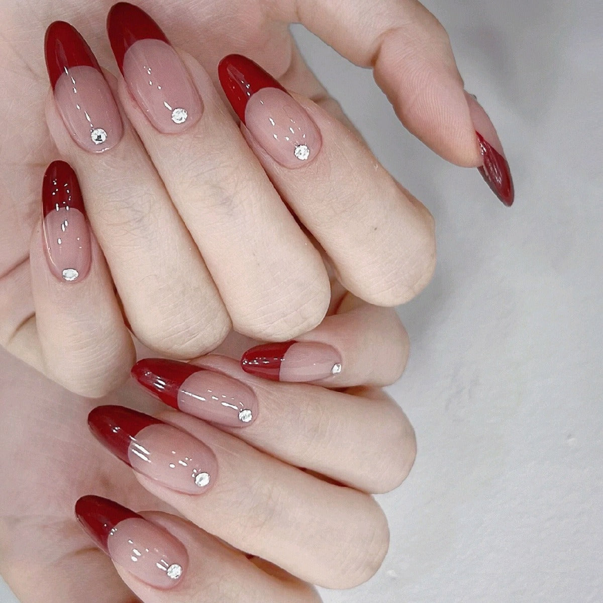 Manicure francesa vermelha em estilo europeu e americano, simples e elegante, unhas postiças removíveis com acabamento perfeito.