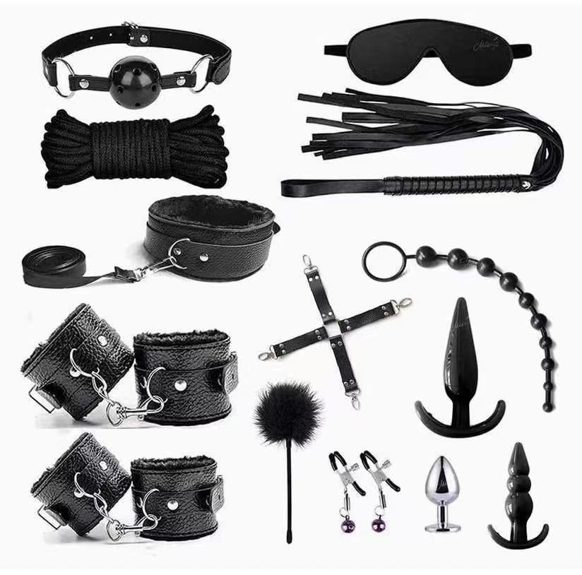Conjunto de 14 peças de artigos de couro e pelúcia para bondage erótica adulta com plug anal traseiro.