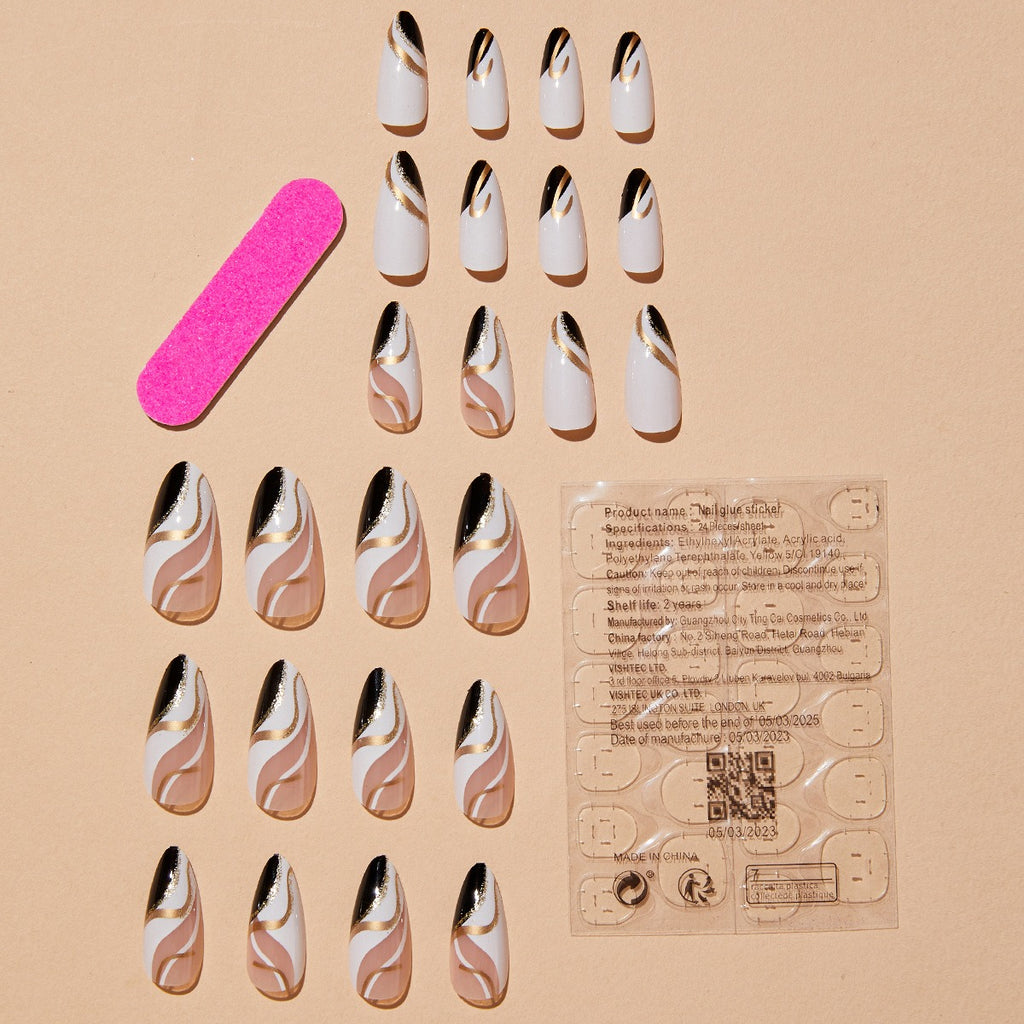 Manicure francesa em formato amendoado, unhas postiças onduladas douradas cor de pato mandarim, produto finalizado