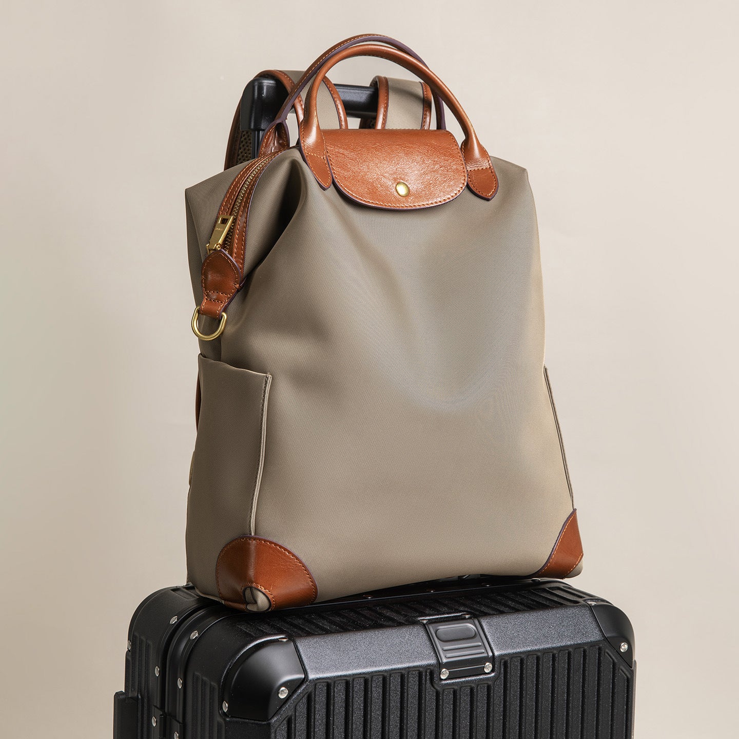 Mochila elegante de nylon de alta qualidade com grande capacidade, leve e durável, ideal para viagens de negócios e deslocamentos diários.