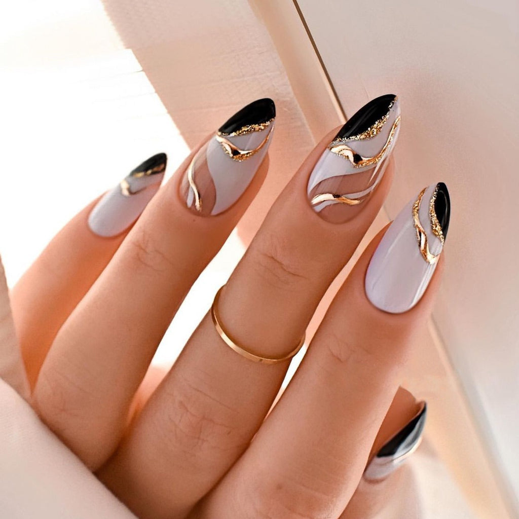 Manicure francesa em formato amendoado, unhas postiças onduladas douradas cor de pato mandarim, produto finalizado