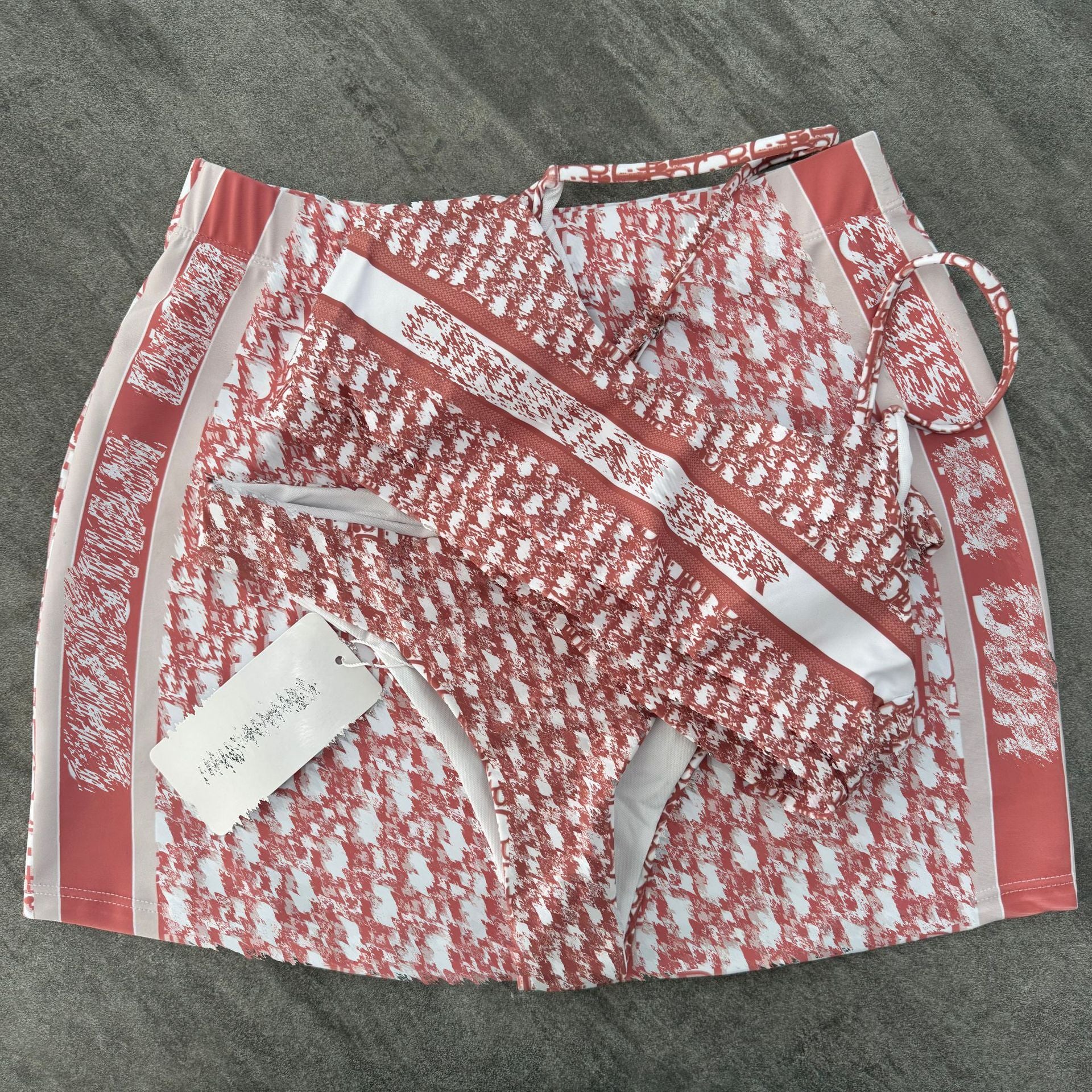 Conjunto de biquíni de três peças com estampa floral fofa e letras.