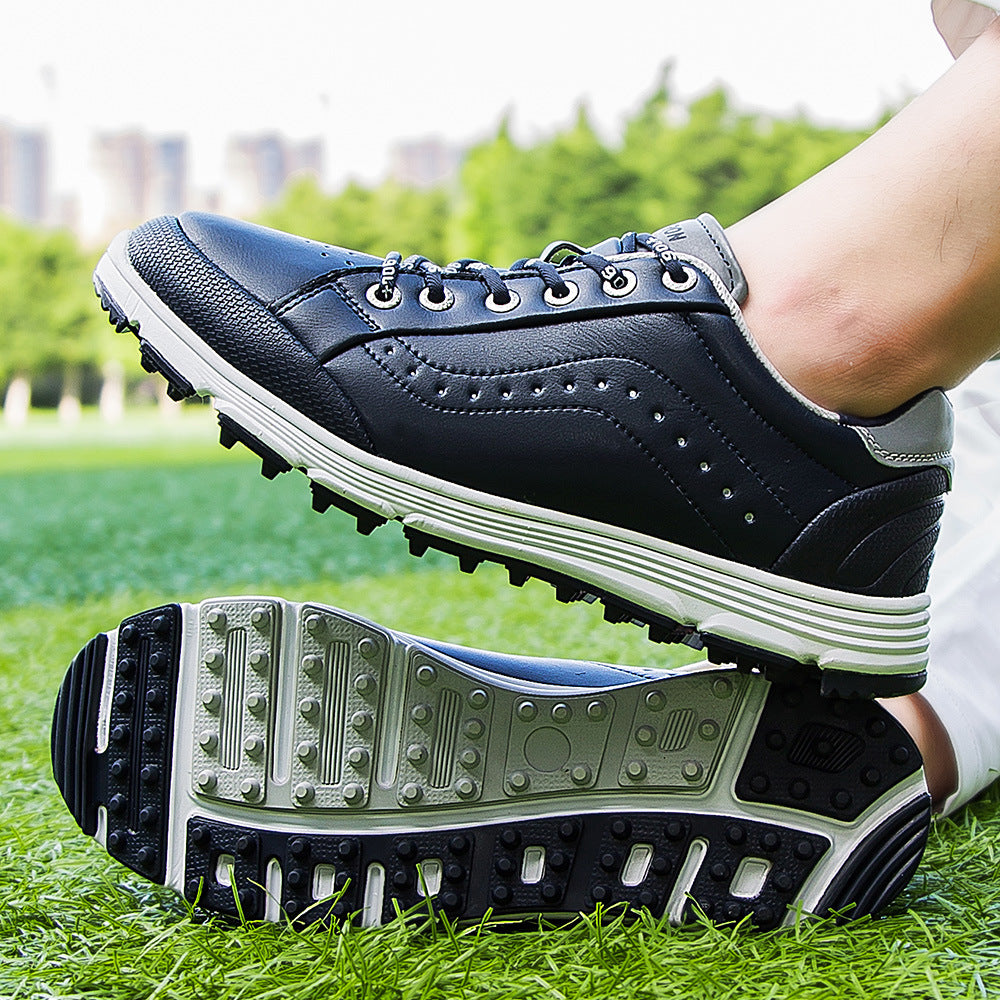 Sapatos de golfe masculinos sem cravos, ideais para treino e para o público em geral.