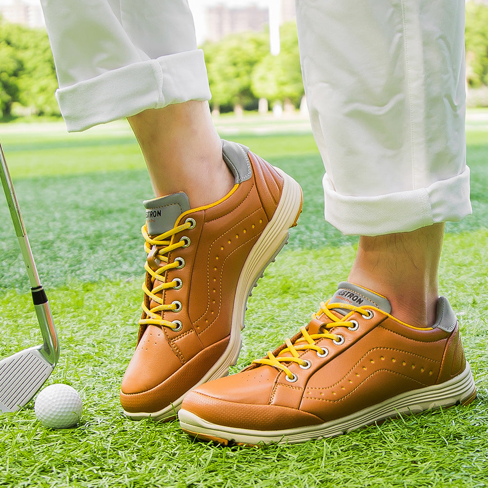 Sapatos de golfe masculinos sem cravos, ideais para treino e para o público em geral.