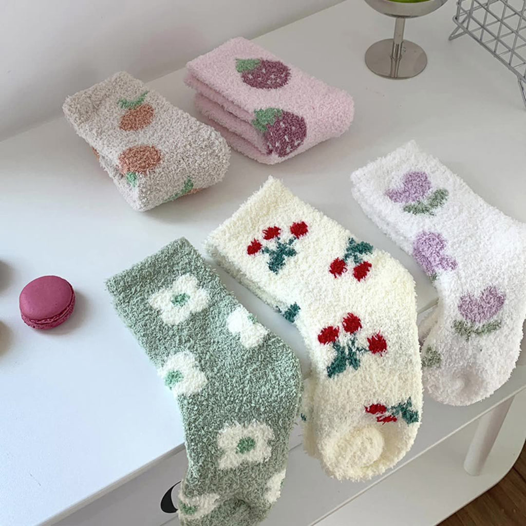 Meias grossas e quentinhas de coral fleece com estampas coloridas de frutas.