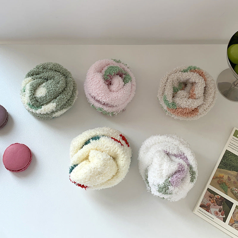 Meias grossas e quentinhas de coral fleece com estampas coloridas de frutas.