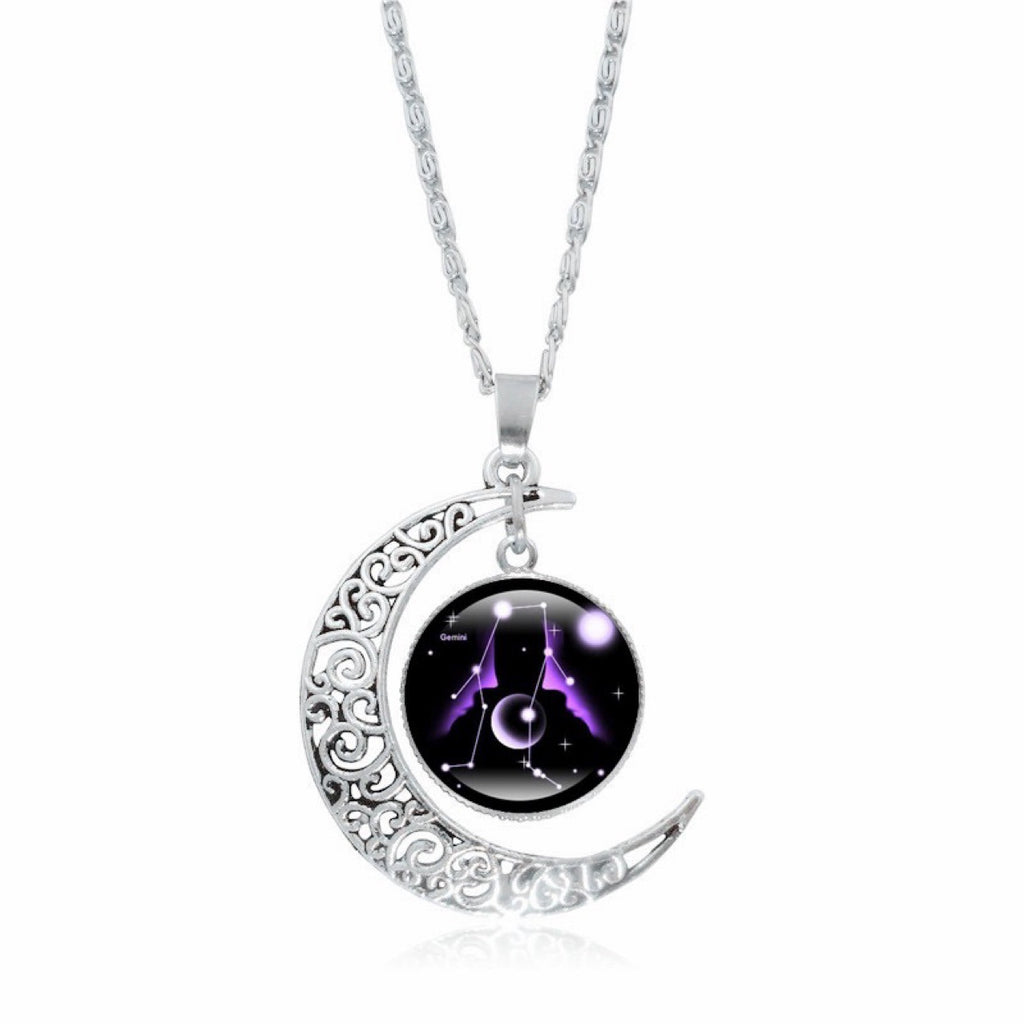 Colar feminino com pingente luminoso de lua prateada, símbolo do zodíaco.