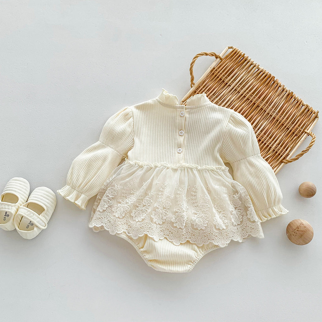 Macacão de algodão estilo princesa para recém-nascidos, com mangas compridas e detalhes em renda, perfeito para a primavera e o outono. Ideal para bebês que estão começando a engatinhar.