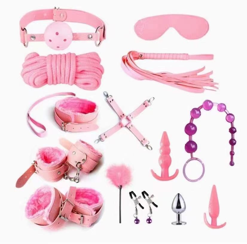 Conjunto de 14 peças de artigos de couro e pelúcia para bondage erótica adulta com plug anal traseiro.