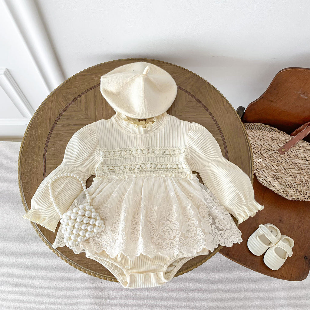 Macacão de algodão estilo princesa para recém-nascidos, com mangas compridas e detalhes em renda, perfeito para a primavera e o outono. Ideal para bebês que estão começando a engatinhar.