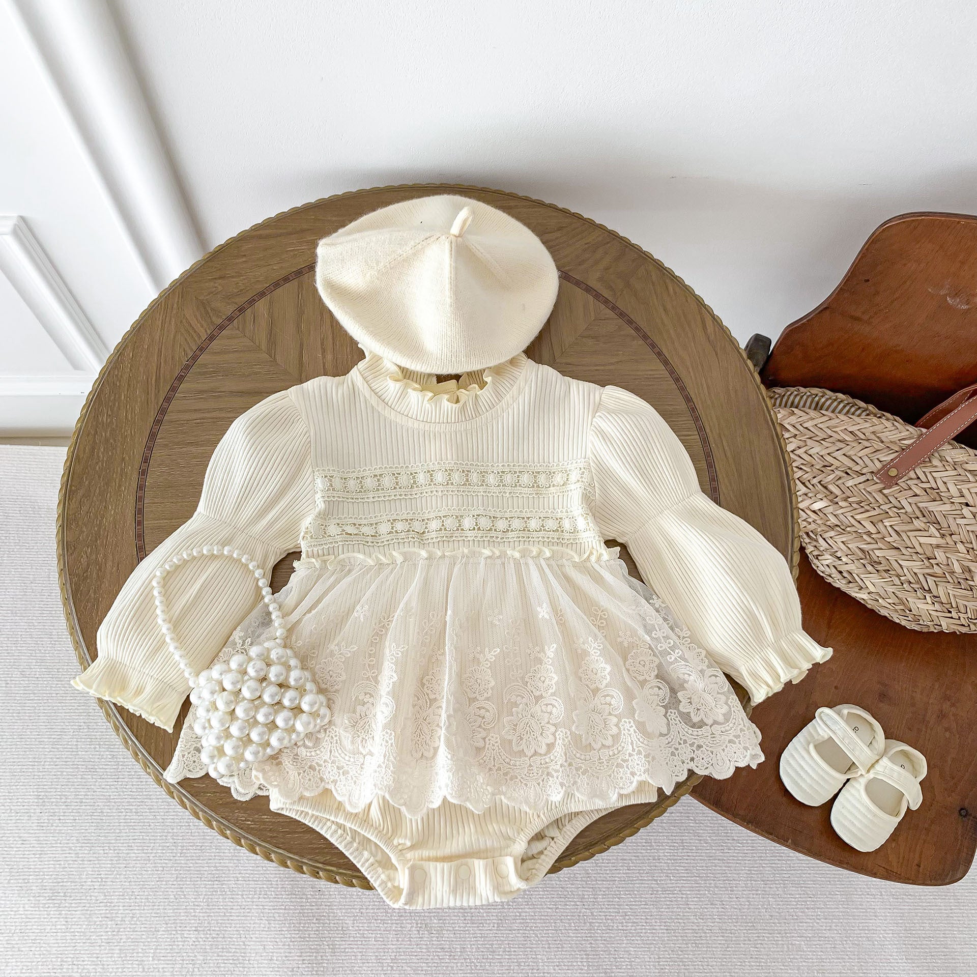 Macacão de algodão estilo princesa para recém-nascidos, com mangas compridas e detalhes em renda, perfeito para a primavera e o outono. Ideal para bebês que estão começando a engatinhar.