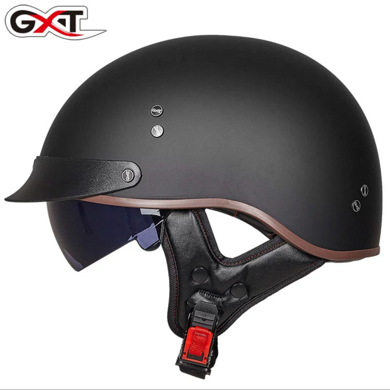Ao andar de moto com capacete.
