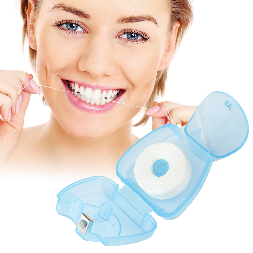 Fio dental descartável com sabor de menta, 50m, caixa triangular azul. Ideal para limpeza dos dentes. Rolo portátil de fio dental.