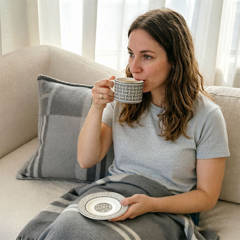 Conjunto de xícaras de café e pires em porcelana fina estilo europeu, conjunto de xícaras de chá com colheres para chá da tarde, para uso doméstico e no escritório.