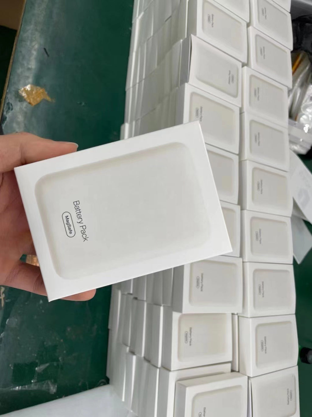 Carregador portátil magnético sem fio compatível com a bateria traseira sem fio do Apple 8-15 Pro Max, compacto, portátil e universal.