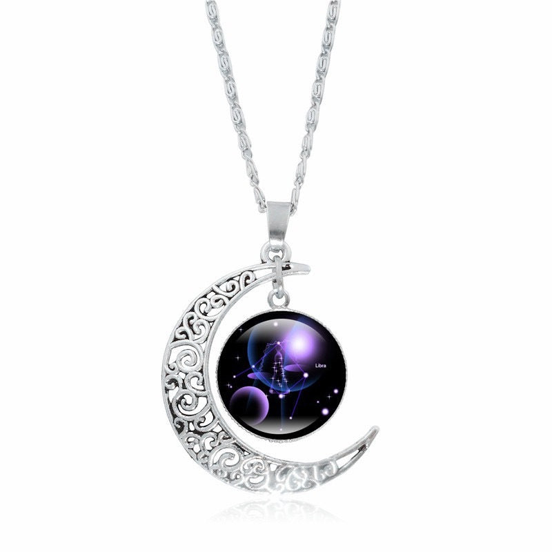 Colar feminino com pingente luminoso de lua prateada, símbolo do zodíaco.