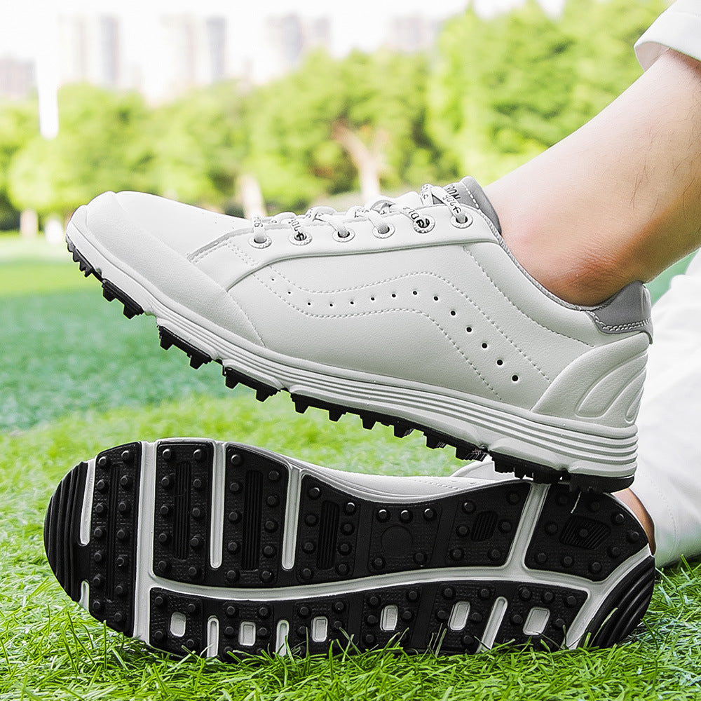 Sapatos de golfe masculinos sem cravos, ideais para treino e para o público em geral.