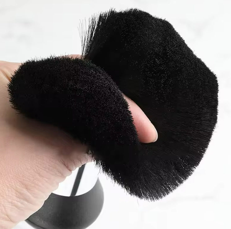 Escova de cabeleireiro com cerdas macias para corte, ideal para uso doméstico e em barbearias.