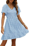 Vestido longo elegante de chiffon com decote em V, estilo chique. Moda verão.