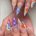 Unhas postiças europeias e americanas, multicoloridas, onduladas, com pequenas flores e estampa xadrez.