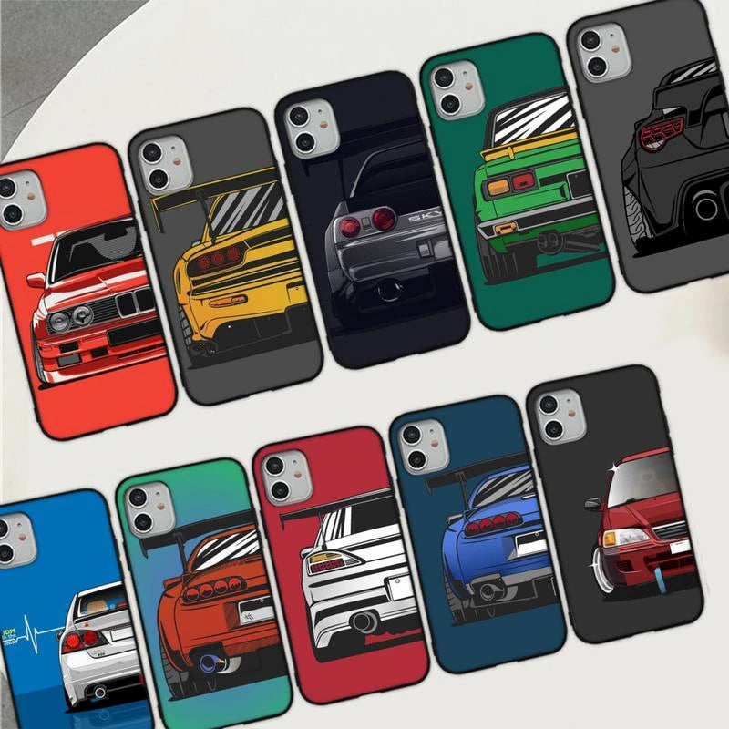 Capa para iPhone 15 com desenho animado japonês de carro esportivo.