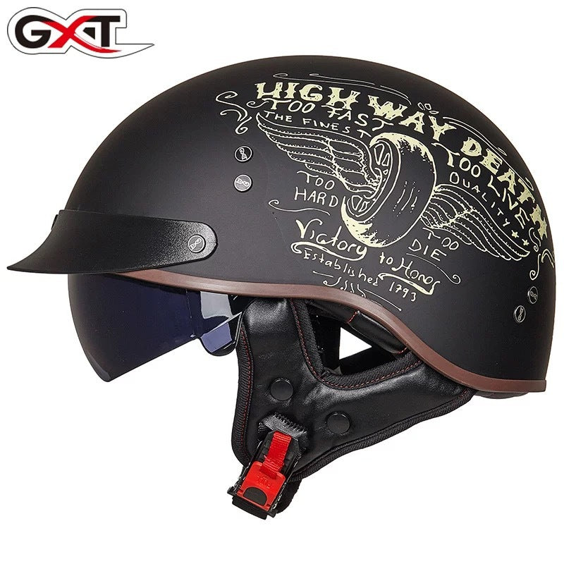 Ao andar de moto com capacete.