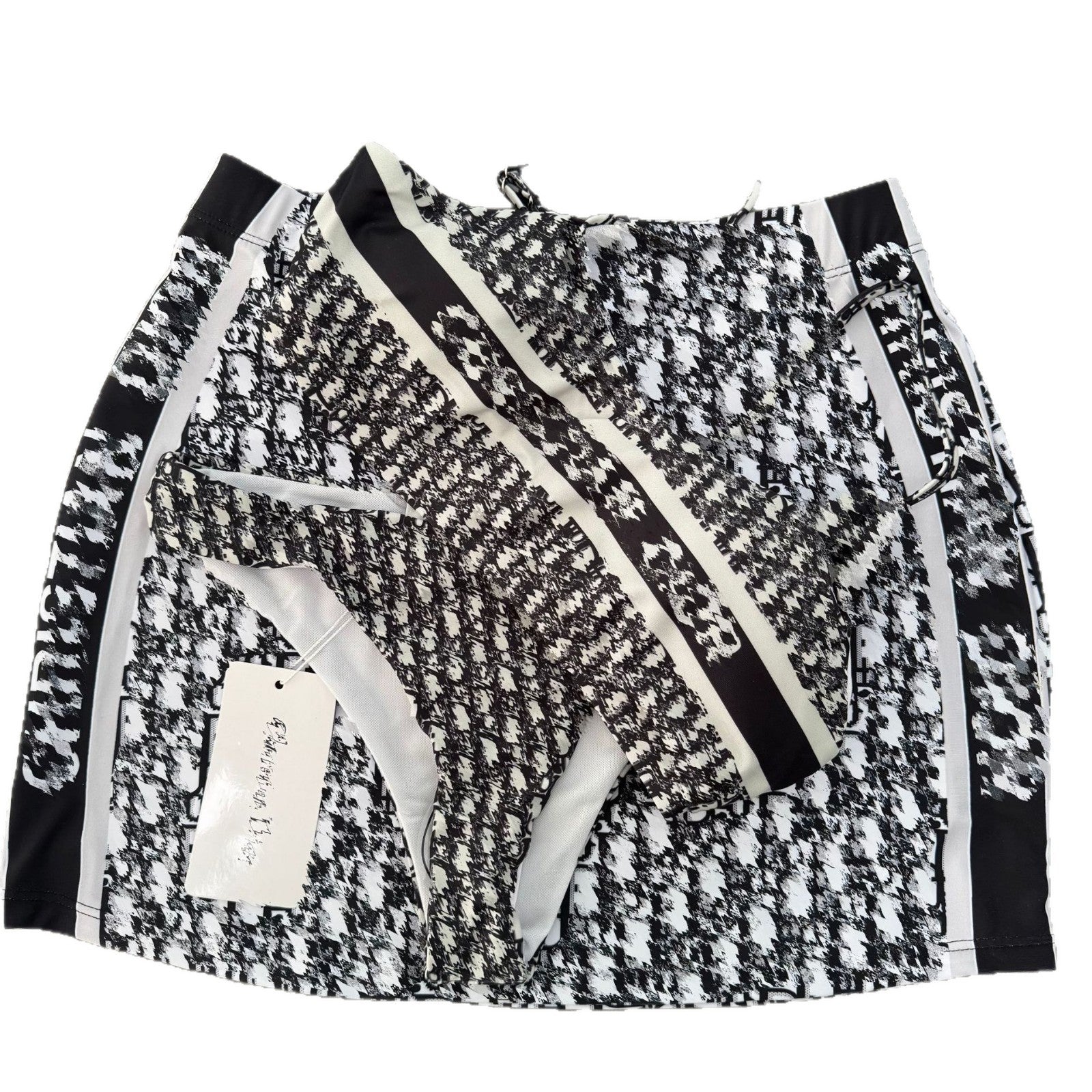 Conjunto de biquíni de três peças com estampa floral fofa e letras.