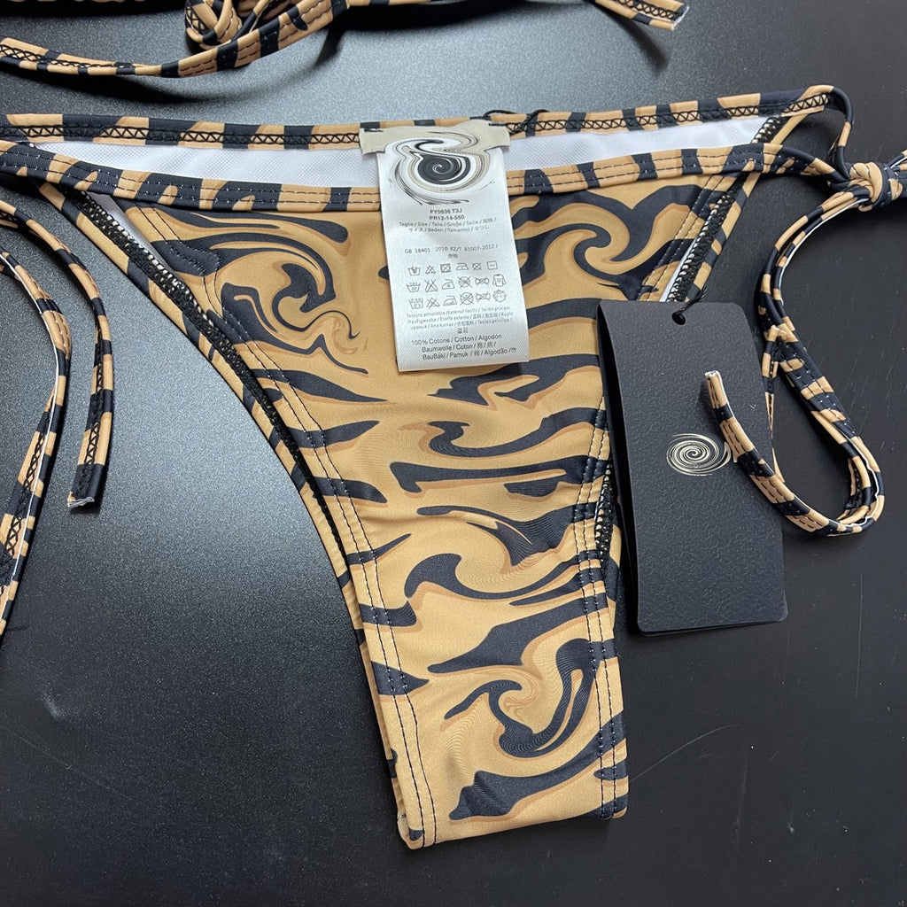 Conjunto de biquíni sarongue com estampa de zebra e ondas em águas termais