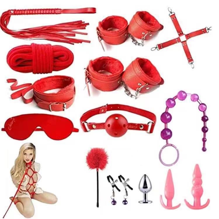 Conjunto de 14 peças de artigos de couro e pelúcia para bondage erótica adulta com plug anal traseiro.
