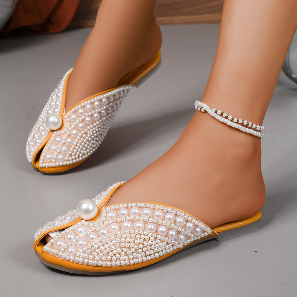 Chinelo feminino de bico fechado, modelo meio rasteiro, versátil, com pérolas, ideal para atividades ao ar livre.