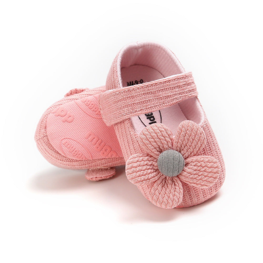 Sapatinhos de bebê com sola macia e estampa floral fofa, ideais para crianças pequenas e feitos de tecido respirável.