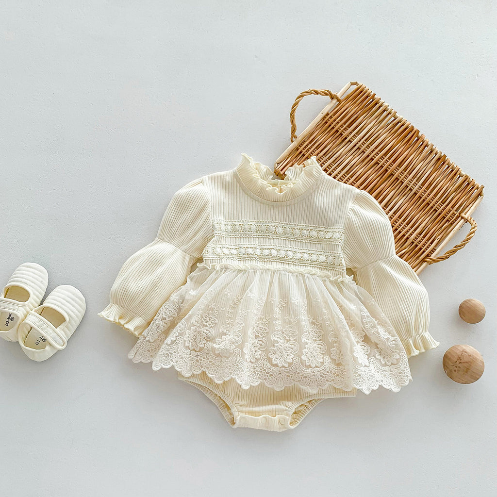 Macacão de algodão estilo princesa para recém-nascidos, com mangas compridas e detalhes em renda, perfeito para a primavera e o outono. Ideal para bebês que estão começando a engatinhar.