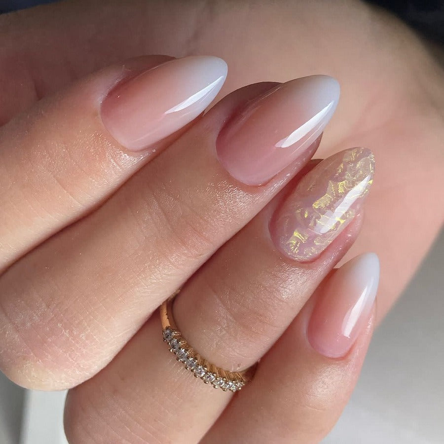 Novos adesivos de unhas postiças com glitter degradê para unhas em formato amendoado.
