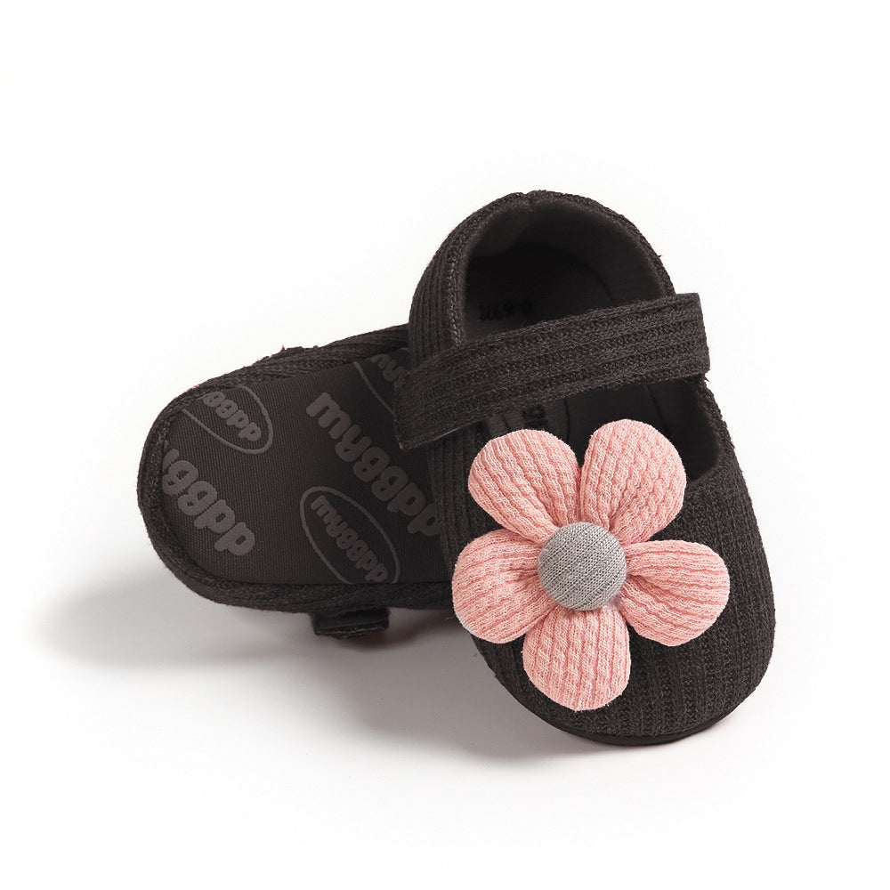 Sapatinhos de bebê com sola macia e estampa floral fofa, ideais para crianças pequenas e feitos de tecido respirável.