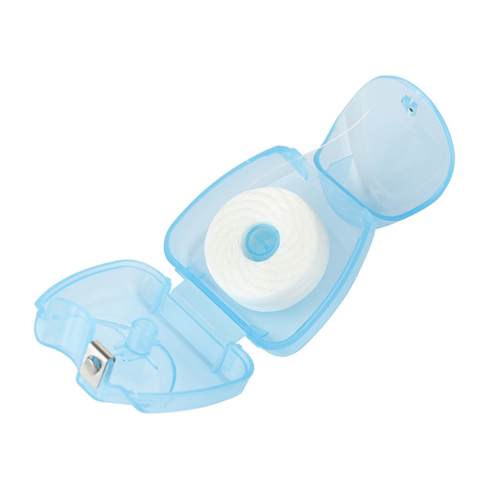Fio dental descartável com sabor de menta, 50m, caixa triangular azul. Ideal para limpeza dos dentes. Rolo portátil de fio dental.