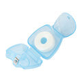 Fio dental descartável com sabor de menta, 50m, caixa triangular azul. Ideal para limpeza dos dentes. Rolo portátil de fio dental.