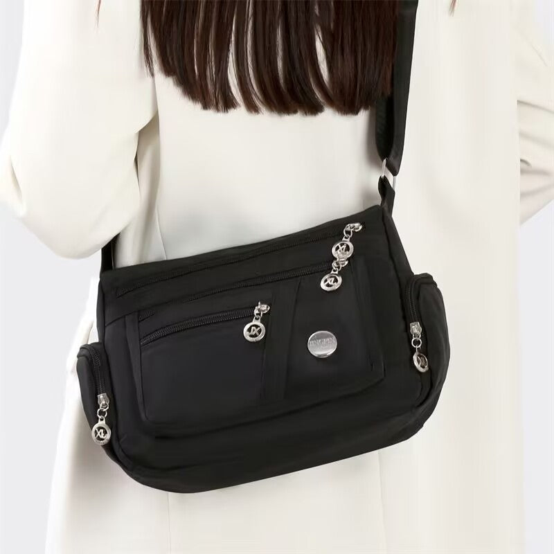 Bolsa transversal feminina com vários compartimentos, leve e com grande capacidade.