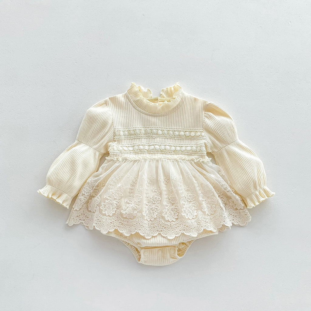 Macacão de algodão estilo princesa para recém-nascidos, com mangas compridas e detalhes em renda, perfeito para a primavera e o outono. Ideal para bebês que estão começando a engatinhar.