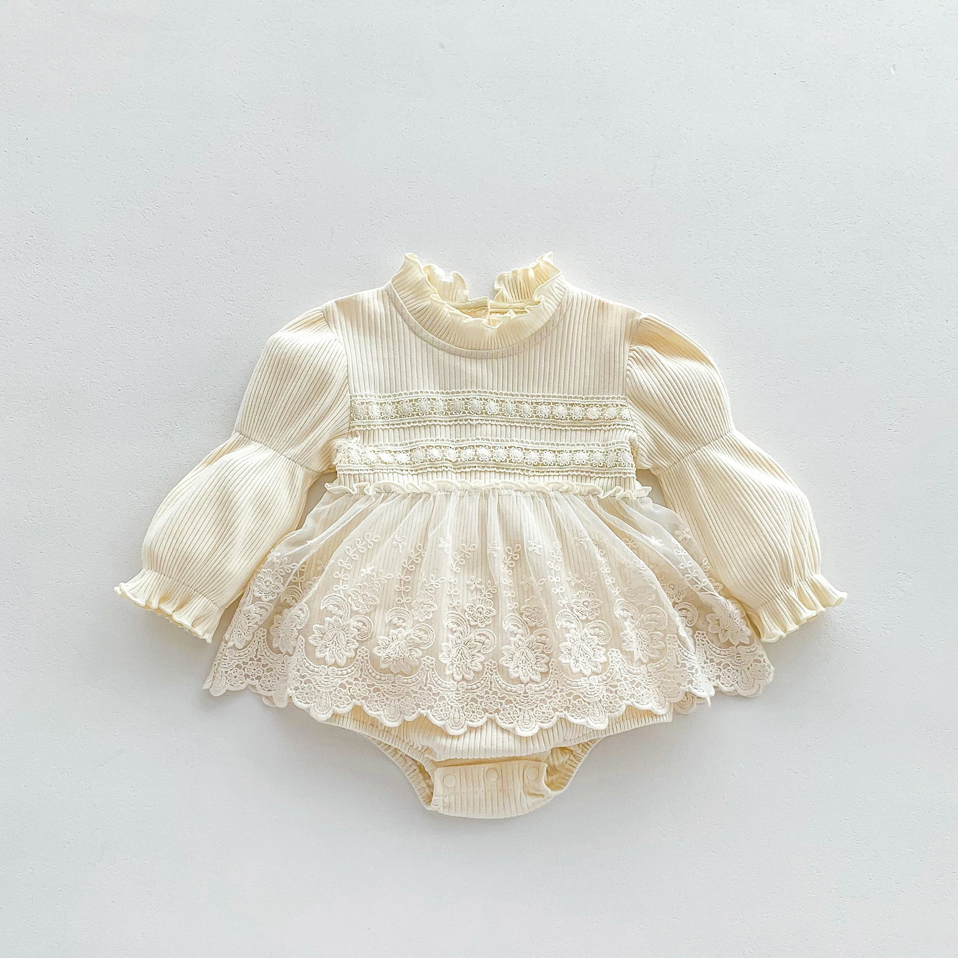 Macacão de algodão estilo princesa para recém-nascidos, com mangas compridas e detalhes em renda, perfeito para a primavera e o outono. Ideal para bebês que estão começando a engatinhar.