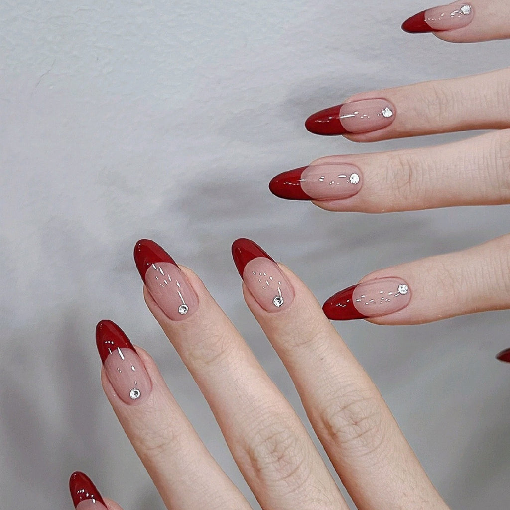 Manicure francesa vermelha em estilo europeu e americano, simples e elegante, unhas postiças removíveis com acabamento perfeito.