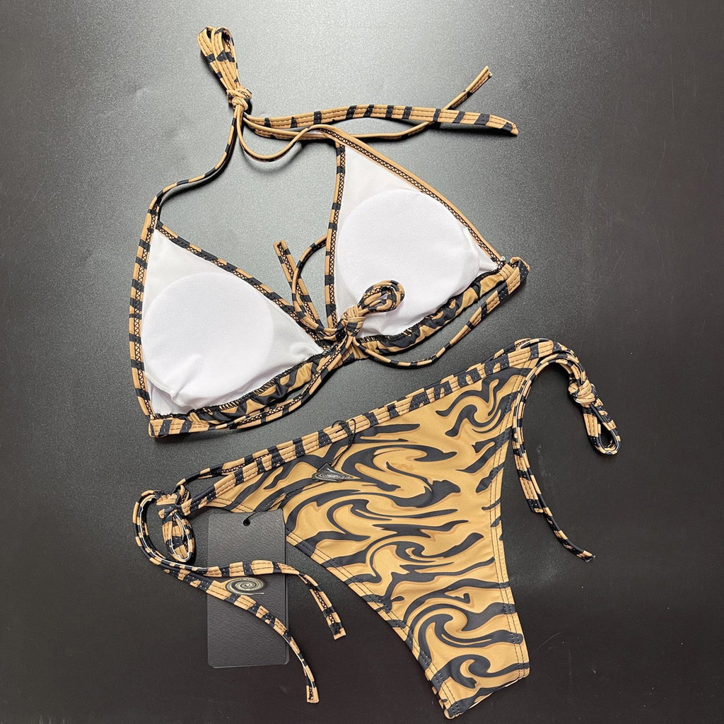 Conjunto de biquíni sarongue com estampa de zebra e ondas em águas termais