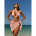 Conjunto de biquíni sexy de três peças em tom rosa sólido com saia de tule.