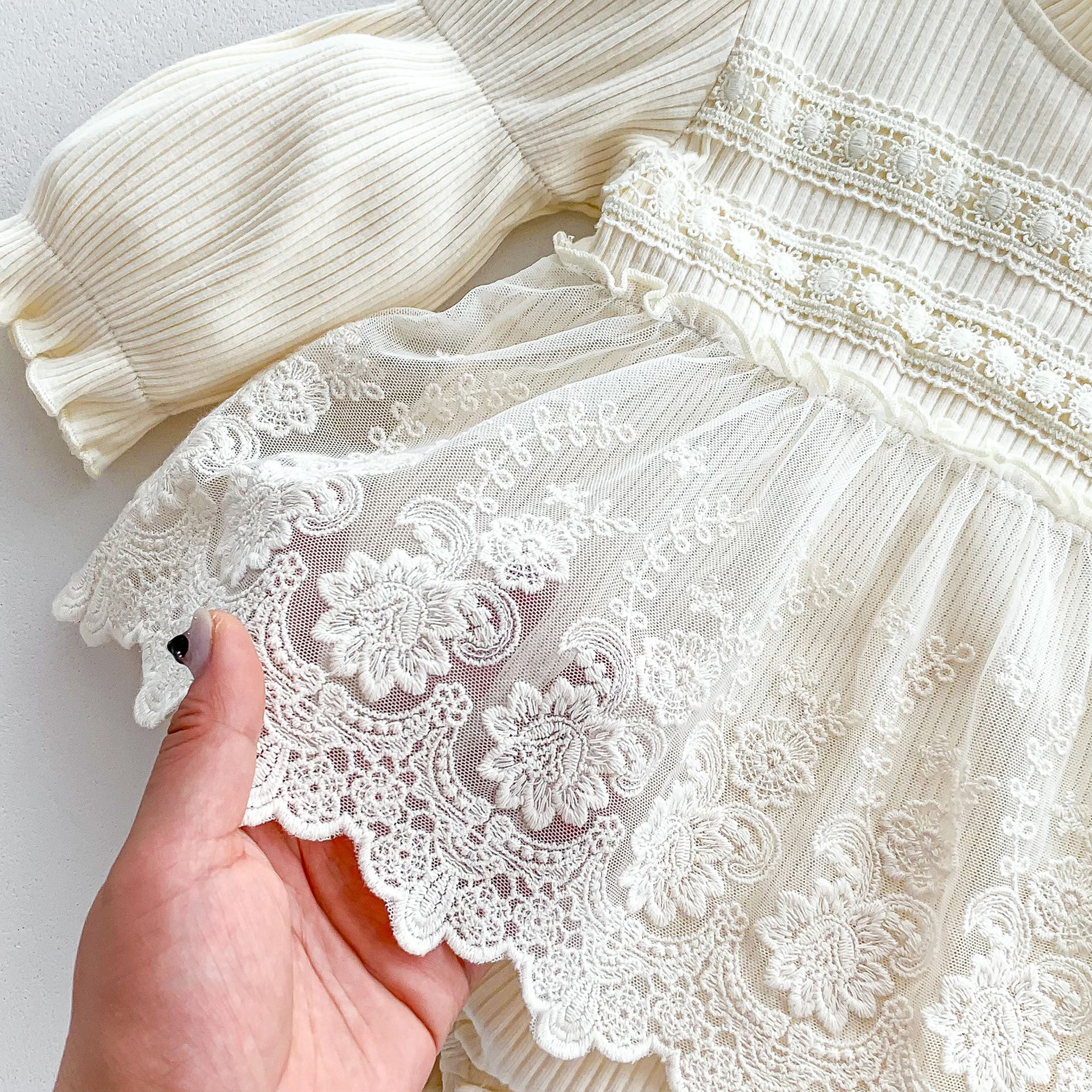 Macacão de algodão estilo princesa para recém-nascidos, com mangas compridas e detalhes em renda, perfeito para a primavera e o outono. Ideal para bebês que estão começando a engatinhar.