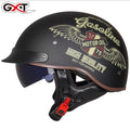 Ao andar de moto com capacete.