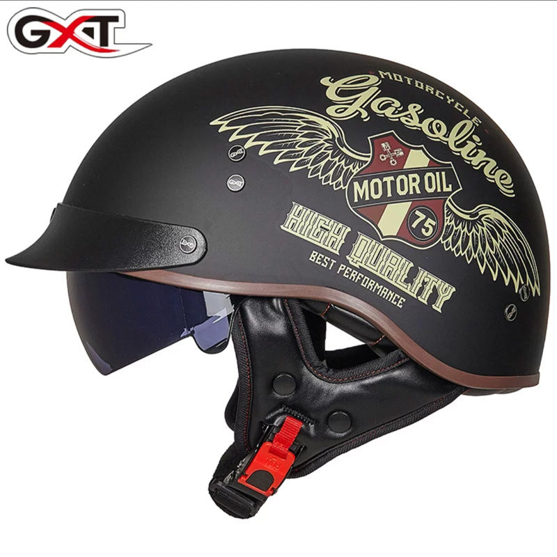 Ao andar de moto com capacete.
