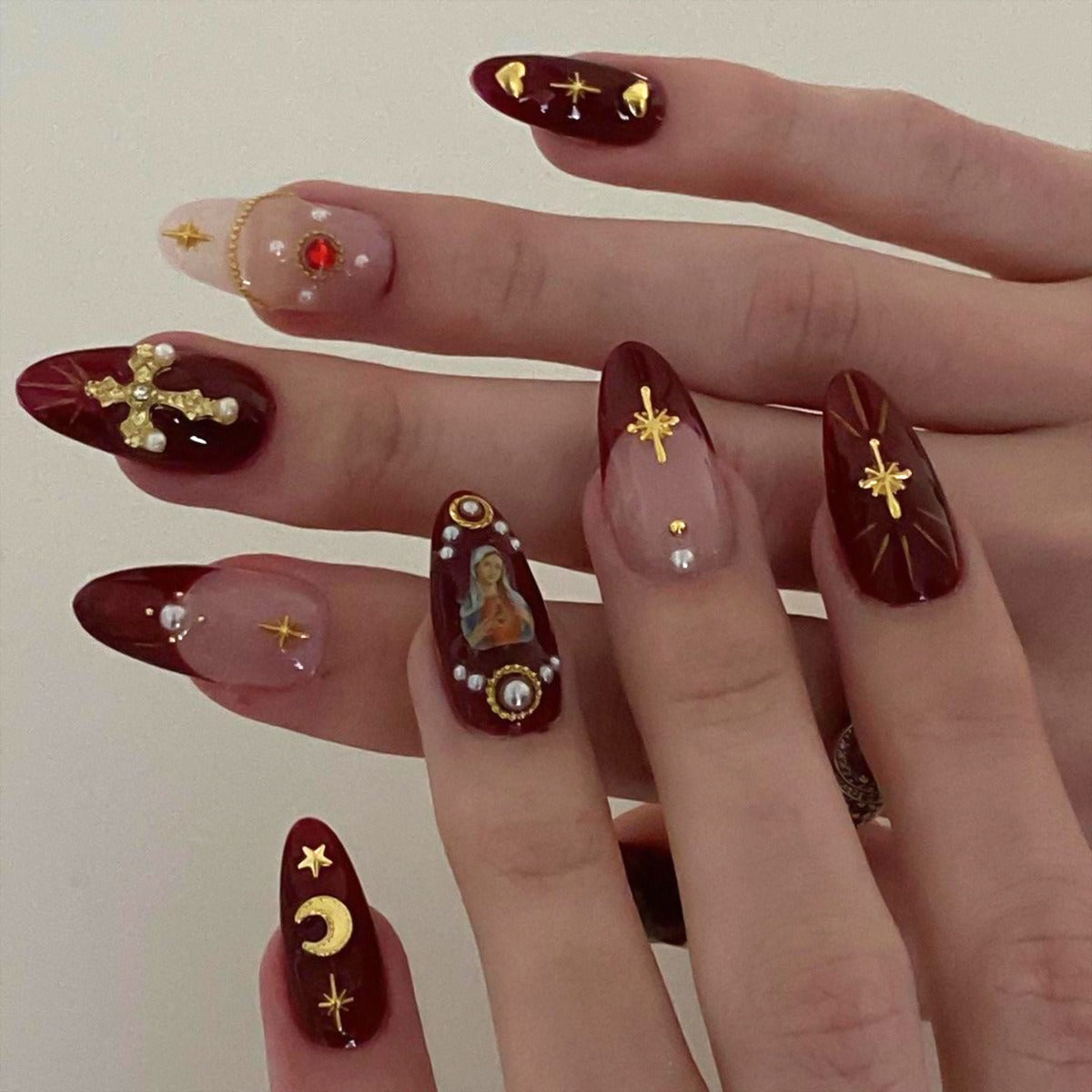 Unhas postiças populares na Europa e nos Estados Unidos, com design de unhas cruzadas, brilhantes e com efeito diamante.