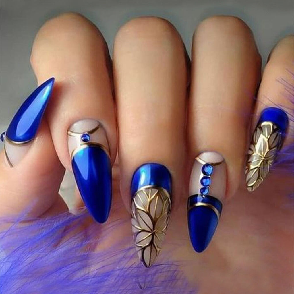 Apliques de unhas postiços com diamantes em estilo palaciano transfronteiriço, esmalte longo com detalhes em folha de ouro.